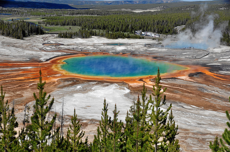 Illustration for article titled Absolutely Stunning Examples Of Lakes And Rivers With Unearthly Colors